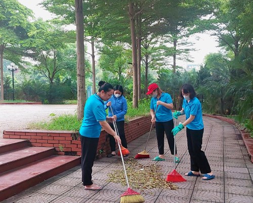 Chi đoàn trường mầm non Gia Quất hỗ trợ tổ dân phố vệ sinh khu vực vườn hoa gần trường.