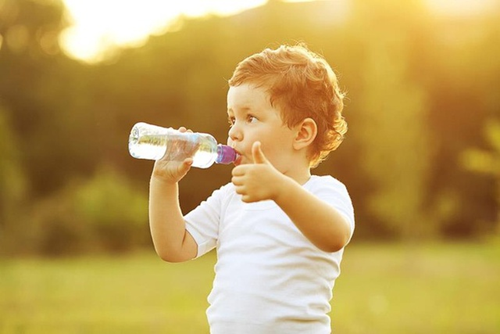 Cho trẻ uống nước như thế nào là đúng cách và tốt cho sức khỏe?
