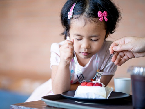  Điều gì xảy ra khi trẻ ăn nhiều đường?