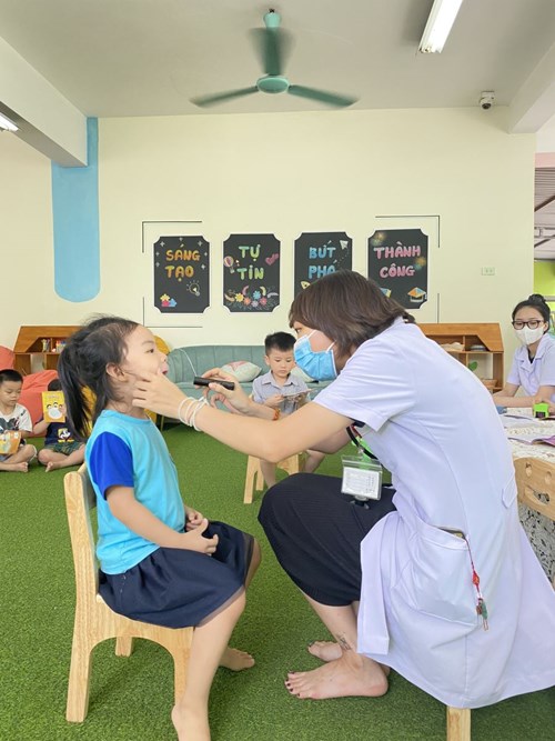 Trường mầm non Gia Thượng phối hợp với Trạm Y tế phường Ngọc Thụy tổ chức khám sức khỏe cho trẻ