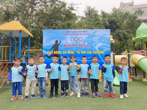 Các bé lớp MGL A1 tham gia hoạt động giải bóng đá mini  FC -  MN Gia Thượng 