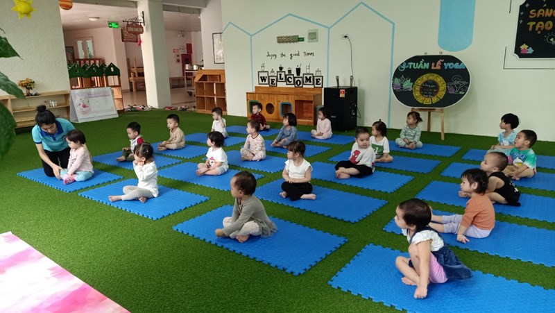 Các bé lớp nhà trẻ D1 tham gia tuần lễ Yoga