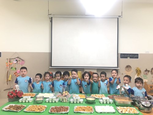 Các bé lớp MGB C2 với tiệc buffet mừng sinh nhật Bác - Chào hè - Chào mừng ngày Quốc tế thiếu nhi 1/6