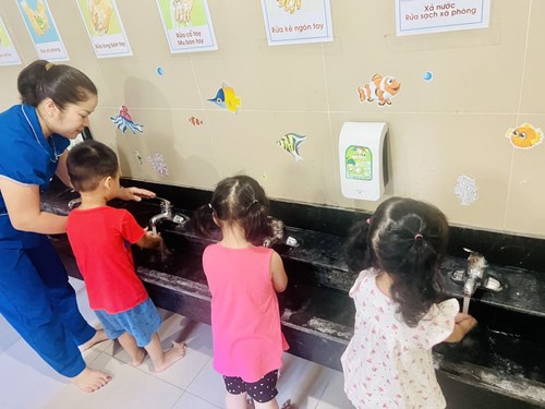 Cô và trẻ lớp MGB C3 với giờ hoạt động rèn kỹ năng rửa tay. Giáo viên: Nguyễn Thị Hồng Thảo