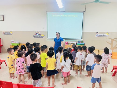 Lớp MGB C3 với giờ học KPXH:  Trường mầm non Gia Thượng của bé . GV: Nguyễn Thị Hồng Thảo