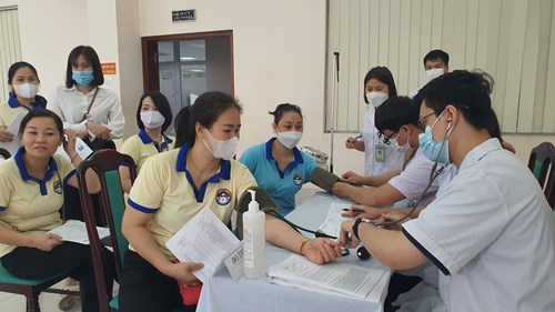 Trường mầm non Gia Thượng phối hợp với bệnh viện Đa khoa Đức Giang tổ chức khám sức khoẻ định kỳ cho CBGVNV năn học 2022 - 2023