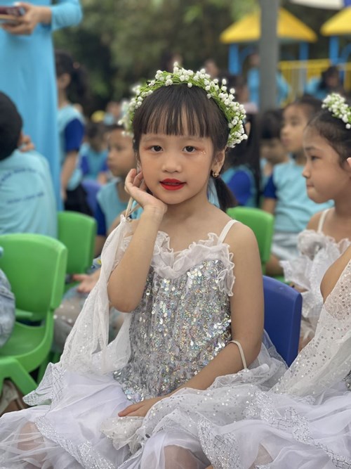 Cô và trẻ lớp MGL A3 chào mừng ngày nhà giáo Việt Nam 20/11