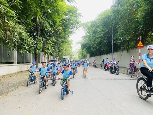 Hoạt động đạp xe đạp thăm quan trường tiểu học Ngọc Thụy của các bạn nhỏ lớp MGL A3!