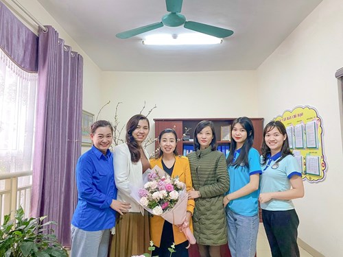 Đoàn Thanh niên tặng hoa chúc mừng Đảng bộ trường mầm non Gia Thượng nhân kỉ niệm 93 năm ngày thành lập Đảng Cộng sản Việt Nam