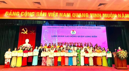 Cô giáo Phạm Thị Đoan Trang Trường Mầm non Gia Thượng vinh dự nhận giấy khen  Giỏi việc nước - Đảm việc nhà  của LĐLĐ quận Long Biên