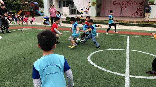  Các bé lớp MGL- A2 tích cực tham gia giải bóng đá FC Mầm non Gia Thượng