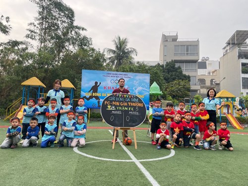 Các bé lớp mẫu giáo nhỡ B3 tham gia hoạt động giải bóng đá mini  FC - MN Gia Thượng .