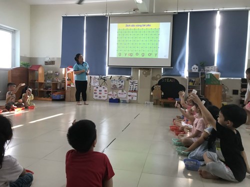 Hoạt động thi giáo giỏi cấp trường của cô giáo Nguyễn Thị Út cùng các bạn nhỏ lớp mẫu giáo lớn A5 với hoạt động làm quen chữ cái “ Làm quen chữ cái g- y”.