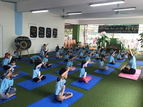 Cùng tham gia buổi học yoga với các bạn nhỏ lớp mẫu giáo lớn A5 hưởng ứng tuần lễ  Bé với yoga 