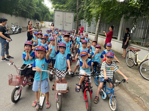 Hoạt động đạp xe đạp tham quan trường tiểu học Ngọc Thuỵ của các bạn nhỏ lớp MGL A2