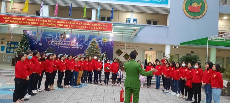 Trường Mầm non Gia Thụy phối hợp với Cảnh sát phòng cháy chữa cháy và cứu nạn cứu hộ (PCCC&CNCH) Quận Long Biên tổ chức tập huấn về công tác PCCC&CNCH năm học 2022 – 2023 