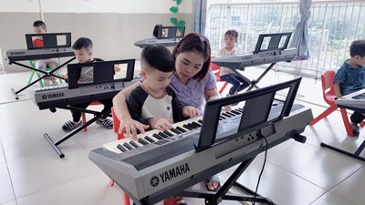 Lớp mẫu giáo nhỡ : B1 đam mê chơi đàn piano