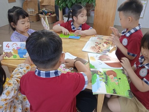 Cùng bé các bé lớp MGN B3 vui đọc sách