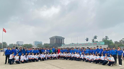 Đoàn viên thanh niên chi đoàn Trường Mầm non Hoa Anh Đào tham dự  Lễ kết nạp đoàn viên mới tại Lăng Chủ tịch Hồ Chí Minh