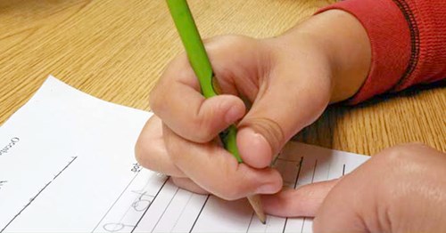 Dạy trẻ kỹ năng cầm bút