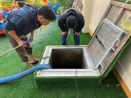 Trường mầm non Hoa Hướng Dương kết hợp với công ty nước sạch số 2 Hà Nội thực hiện thau rửa bể nước sạch định kỳ.