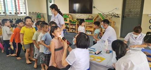 Trường mầm non Hoa Hướng Dương phối hợp với Trạm y tế phường Việt Hưng tổ chức khám sức khỏe định kỳ cho trẻ lần 2 năm học 2022-2023  