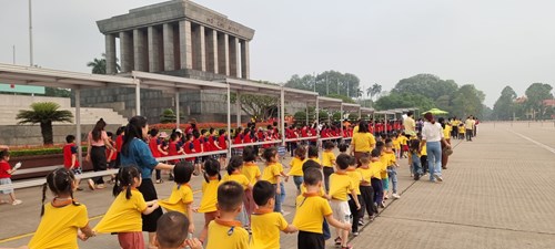 Trường MN Hoa Hướng Dương tổ chức cho học sinh thăm quan Lăng Bác Hồ – Nhà hát múa rối Việt Nam  
