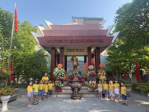 các bạn nhỏ khối MGL vinh dự được đến Đài tưởng niệm tại Đình Trường Lâm - Chào mừng 133 năm ngày sinh nhật Bác Hồ