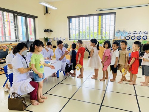 Trường MN Hoa Hướng Dương phối hợp với Trạm Y tế phường Việt Hưng khám sức khỏe định kỳ năm học 2023-2024 cho các bé