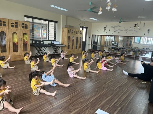 Các bé lớp MGN B3 tham gia lớp năng khiếu Múa
