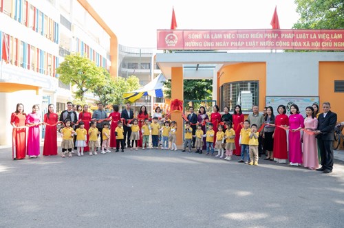 Các bé yêu lớp MGB C1 hân hoan tham gia Lễ đón bằng công nhận trường MN Hoa Hướng Dương đạt chuẩn Quốc gia mức độ 1 và mít tinh kỷ niệm 41 năm ngày Nhà giáo Việt Nam.