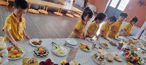 Dạy trẻ kỹ năng dùng tiệc buffet - lớp mgl a1
