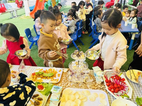 Các bé lớp MGN B3 tham gia tiệc buffet Chào đón năm mới 2024
