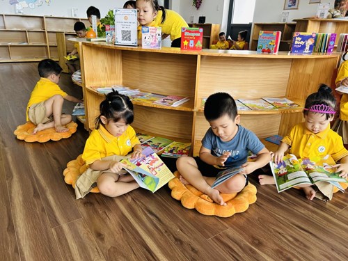 Các bé lớp MGN B3 trường MN Hoa Hướng Dương tham gia hoạt động đọc sách tại thư viện