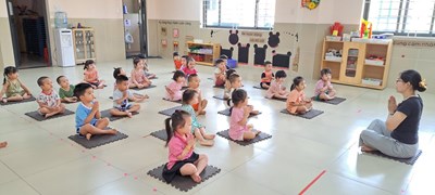 Giờ tập yoga sáng của các bé NTD3