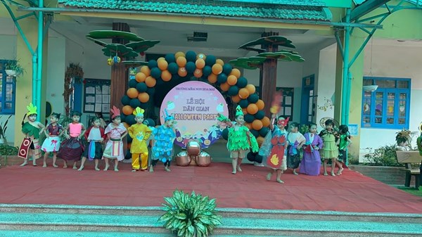 Trường mầm non Hoa Mai tổ chức chương trình “Lễ Hội Dân Gian- Halloween party” cho trẻ