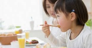 Đừng ép trẻ ăn nhiều - Hãy cho trẻ ăn đủ chất