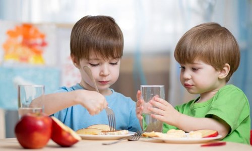 Dạy trẻ kỹ năng chia sẻ, văn hóa trong ăn uống.