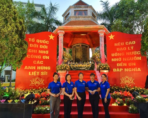 Tập thể CBGVNV trường MN Hoa Mộc Lan dâng hương tại tượng đài Thượng Thanh, nghĩa trang liệt sĩ Yên Thường, trao quà cho các gia đình có người thân thương binh liệt sĩ. 