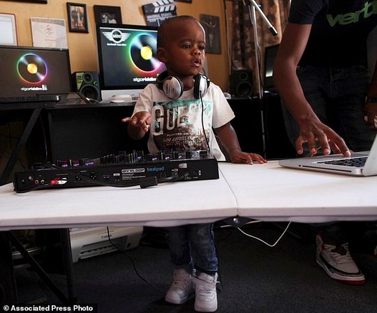 Cậu bé 2 tuổi chơi DJ thành hiện tượng ở Nam Phi