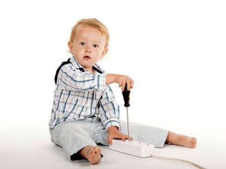 Những kỹ năng sử dụng điện an toàn bố mẹ cần dạy cho trẻ khi còn nhỏ
