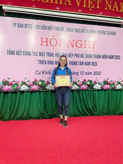Đồng chí Dương Thị Thu Trang vinh dự nhận giấy Khen của Đoàn Phường Cự Khối