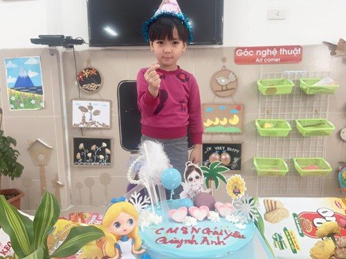 Chúc mừng sinh nhật công chúa nhỏ Quỳnh Anh - Lớp MGB C2