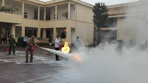 Trường Mầm non Hoa Phượng tham gia tập huấn Phòng cháy chữa cháy và cứu hộ, cứu nạn tại UBND phường Cự Khối.