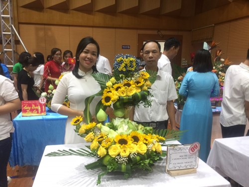Công đoàn Trường Mầm non tham gia Ngày hội văn hóa - thể thao với phần thi cắm hoa nghệ thuật.
