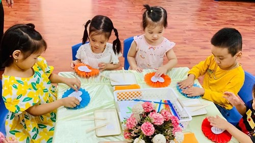 Các bé lớp MG nhỡ B2 làm hoa tặng mẹ ngày Phụ nữ Việt Nam 20/10
