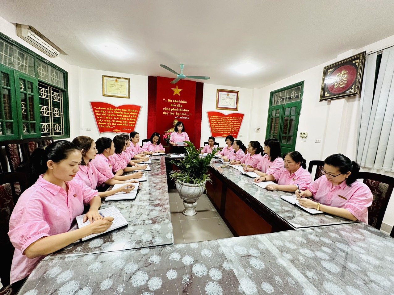 Chi bộ trường MN Hoa Sen tổ chức Hội nghị kiểm điểm, đánh giá chất lượng chi bộ, đảng viên năm 2023