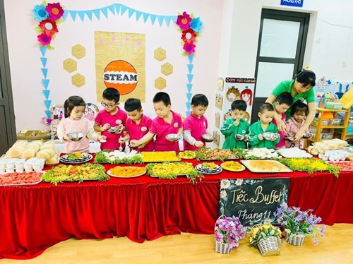 Tiệc buffet tháng 11 của các bé yêu trường mầm non Hoa Sen