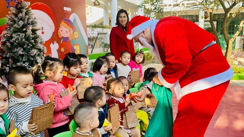 Giáng sinh an lành cùng các bé yêu trường mầm non Hoa Sen