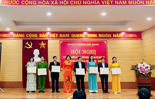 Chi bộ trường Mầm non Hoa Sen được khen thưởng đạt thành tích xuất sắc trong Hội nghị Sơ kết giữa nhiệm kỳ của Đảng bộ phường Đức Giang